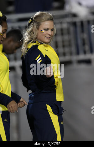 30. Oktober 2010 statt - State College, Pennsylvania, Vereinigte Staaten von Amerika - Michigan Wolverines Cheerleader in Aktion im Spiel im Beaver Stadium in State College, Pennsylvania.   Penn State besiegt Michigan 41-31 (Credit-Bild: © Alex Cena/Southcreek Global/ZUMApress.com) Stockfoto