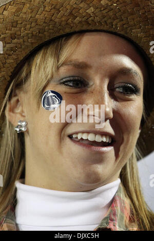 30. Oktober 2010 statt - State College, Pennsylvania, Vereinigte Staaten von Amerika - Penn State Nittany Lions Cheerleader in Aktion im Spiel im Beaver Stadium in State College, Pennsylvania.   Penn State besiegt Michigan 41-31 (Credit-Bild: © Alex Cena/Southcreek Global/ZUMApress.com) Stockfoto