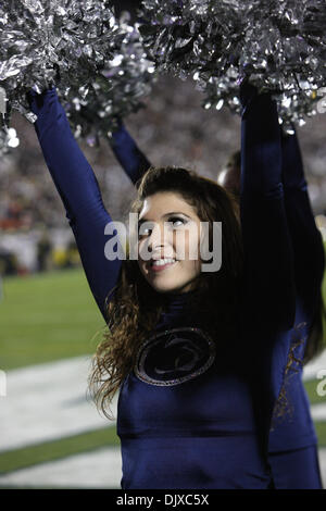 30. Oktober 2010 statt - State College, Pennsylvania, Vereinigte Staaten von Amerika - Penn State Nittany Lions Cheerleader in Aktion im Spiel im Beaver Stadium in State College, Pennsylvania.   Penn State besiegt Michigan 41-31 (Credit-Bild: © Alex Cena/Southcreek Global/ZUMApress.com) Stockfoto
