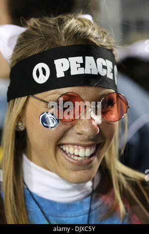 30. Oktober 2010 statt - State College, Pennsylvania, Vereinigte Staaten von Amerika - Penn State Nittany Lions Cheerleader in Aktion im Spiel im Beaver Stadium in State College, Pennsylvania.   Penn State besiegt Michigan 41-31 (Credit-Bild: © Alex Cena/Southcreek Global/ZUMApress.com) Stockfoto