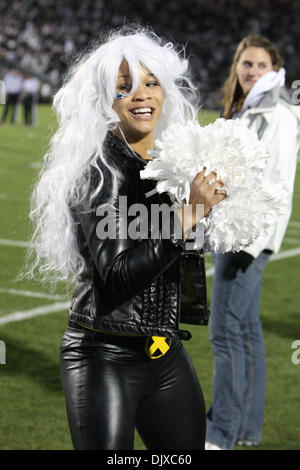 30. Oktober 2010 statt - State College, Pennsylvania, Vereinigte Staaten von Amerika - Penn State Nittany Lions Cheerleader in Aktion im Spiel im Beaver Stadium in State College, Pennsylvania.   Penn State besiegt Michigan 41-31 (Credit-Bild: © Alex Cena/Southcreek Global/ZUMApress.com) Stockfoto