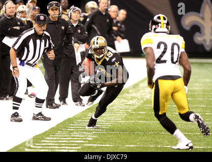31. Oktober 2010 - versucht New Orleans, Louisiana, USA - NFL Football 2010 - New Orleans Saint DEVERY HENDERSON erhalten Vergangenheit Pittsburg Steeler BRYANT McFADDEN während der regulären Saison spielen in New Orleans, Louisiana am 31. Oktober 2010. Die Heiligen schlagen die Steelers 20 bis 10.   (Kredit-Bild: © Dan Anderson/ZUMApress.com) Stockfoto