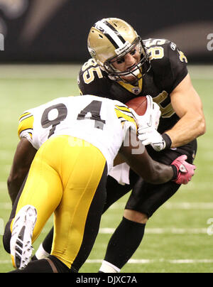 31. Oktober 2010 - New Orleans, Louisiana, USA - NFL Football 2010 - New Orleans Saint DAVID THOMAS von Pittsburg Steeler LAWRENCE TIMMONS während der regulären Saison Spiel in New Orleans, Louisiana am 31. Oktober 2010 in Angriff genommen wird. Die Heiligen schlagen die Steelers 20 bis 10.  (Kredit-Bild: © Dan Anderson/ZUMApress.com) Stockfoto