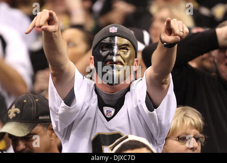 31. Oktober 2010 - feiert New Orleans, Louisiana, USA - NFL Football 2010 - A New Orleans Saints-Fan, während die Mannschaft spielt gegen die Pittsburgh Steelers während der regulären Saison in New Orleans, Louisiana am 31. Oktober 2010 spielen.  Die Heiligen schlagen die Steelers 20 bis 10.  (Kredit-Bild: © Dan Anderson/ZUMApress.com) Stockfoto