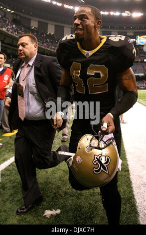 31. Oktober 2010 - spielen New Orleans, Louisiana, USA - NFL Football 2010 - New Orleans Saint DARREN SHARPER läuft aus dem Feld nach dem Sieg gegen die Pittsburg Steelers während der regulären Saison in New Orleans, Louisiana am 31. Oktober 2010.  Die Heiligen schlagen die Steelers 20 bis 10.  (Kredit-Bild: © Dan Anderson/ZUMApress.com) Stockfoto