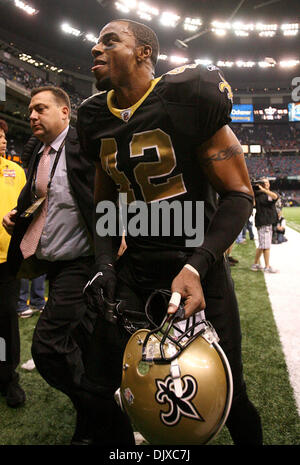 31. Oktober 2010 - spielen New Orleans, Louisiana, USA - NFL Football 2010 - New Orleans Saint DARREN SHARPER läuft aus dem Feld nach dem Sieg gegen die Pittsburg Steelers während der regulären Saison in New Orleans, Louisiana am 31. Oktober 2010.  Die Heiligen schlagen die Steelers 20 bis 10.  (Kredit-Bild: © Dan Anderson/ZUMApress.com) Stockfoto