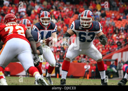 31. Oktober 2010 - Kansas City, Missouri, Vereinigte Staaten von Amerika - Buffalo Bills Quarterback Ryan Fitzpatrick (14) nimmt die Snap. Die Kansas CIty Chiefs besiegen die Buffalo Bills 13-10 während der Verlängerung im Spiel im Arrowhead Stadium. (Kredit-Bild: © Jakob Paulsen/Southcreek Global/ZUMApress.com) Stockfoto