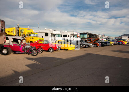 31. Oktober 2010 abgehaltenen Strip auf dem Las Vegas Motor Speedway, Las Vegas, Nevada - Las Vegas, Nevada, Vereinigte Staaten von Amerika - A Lineup von schönen Fahrzeugen für das Publikum, bei dem 10. jährlichen NHRA Las Vegas Meisterschaften zu sehen. (Kredit-Bild: © Matt Gdowski/Southcreek Global/ZUMApress.com) Stockfoto