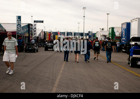 31. Oktober 2010 - statt Las Vegas, Nevada, Vereinigte Staaten von Amerika - einige der Menge sammeln in Nitro Gasse während der 10. jährlichen NHRA Las Vegas Staatsangehörigen auf Strip auf dem Las Vegas Motor Speedway, Las Vegas, Nevada. (Kredit-Bild: © Matt Gdowski/Southcreek Global/ZUMApress.com) Stockfoto