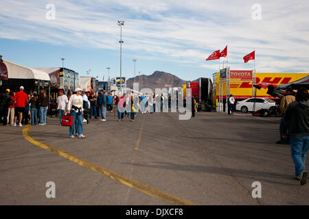 31. Oktober 2010 - statt Las Vegas, Nevada, Vereinigte Staaten von Amerika - einige der Zuschauer genießen die Gruben bei dem 10. jährlichen NHRA Las Vegas Nationals auf Strip auf dem Las Vegas Motor Speedway, Las Vegas, Nevada. (Kredit-Bild: © Matt Gdowski/Southcreek Global/ZUMApress.com) Stockfoto