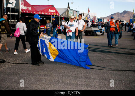 31. Oktober 2010 hielt - Las Vegas, Nevada, Vereinigte Staaten von Amerika - The NAPA Auto Parts-Mannschaft, die verpacken ihre lustigen Auto-Rutsche während der 10. jährlichen NHRA Las Vegas Staatsangehörige am Strip in Las Vegas Motor Speedway, Las Vegas, Nevada. (Kredit-Bild: © Matt Gdowski/Southcreek Global/ZUMApress.com) Stockfoto