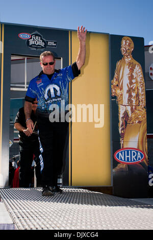 31. Oktober 2010 abgehaltenen Strip auf dem Las Vegas Motor Speedway, Las Vegas, Nevada - Las Vegas, Nevada, Vereinigte Staaten von Amerika - Allen Johnson Wellen des Publikums während seiner Einführung bei den 10. jährlichen NHRA Las Vegas Nationals. (Kredit-Bild: © Matt Gdowski/Southcreek Global/ZUMApress.com) Stockfoto