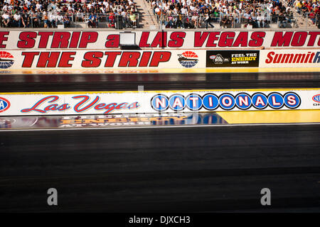 31. Oktober 2010 wartet das nächste paar von Konkurrenten bei den 10. jährlichen NHRA Las Vegas Nationals am Strip in Las Vegas Motor Speedway, Las Vegas, Nevada - Las Vegas, Nevada, Vereinigte Staaten von Amerika - The Strip. (Kredit-Bild: © Matt Gdowski/Southcreek Global/ZUMApress.com) Stockfoto