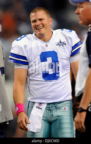 31. Oktober 2010 - Arlington, Texas, Vereinigte Staaten von Amerika - Dallas Cowboys quarterback Jon Kitna #3 während vor dem Spiel Warm Ups vor den Jacksonville Jaguars und die Dallas Cowboys im Spiel im Cowboys Stadium in Arlington, Texas. (Kredit-Bild: © Steven Leija/Southcreek Global/ZUMApress.com) Stockfoto