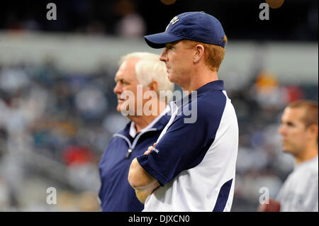 31. Oktober 2010 - Arlington, Texas, Vereinigte Staaten von Amerika - Dallas Cowboys offensive Coordinator Jason Garrett während vor dem Spiel Warm Ups neben Dallas Cowboys Kopf coach Wade Phillips vor den Jacksonville Jaguars und die Dallas Cowboys im Spiel im Cowboys Stadium in Arlington, Texas. (Kredit-Bild: © Steven Leija/Southcreek Global/ZUMApress.com) Stockfoto