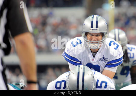 31. Oktober 2010 bereitet - Arlington, Texas, Vereinigte Staaten von Amerika - Dallas Cowboys-Quarterback Jon Kitna #3 für die Snap während der Spielaktion wie den Jacksonville Jaguars der Dallas Cowboys 35-17 im Cowboys Stadium in Arlington, Texas Niederlage. (Kredit-Bild: © Steven Leija/Southcreek Global/ZUMApress.com) Stockfoto