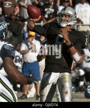 31. Oktober 2010 - Oakland, CA, USA - Oakland Raiders Vs Seattle Seahawks im Oakland-Alameda County Coliseum Sonntag, 31. Oktober 2010. Oakland Raiders Quarterback Jason Campbell #8 übergeht Verteidiger... Raiders gewinnen Seahawks 33 mit 3. (Kredit-Bild: © Al Golub/ZUMApress.com) Stockfoto