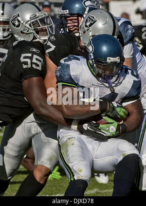 31. Oktober 2010 - Oakland, CA, USA - Oakland Raiders Vs Seattle Seahawks im Oakland-Alameda County Coliseum Sonntag, 31. Oktober 2010.  Oakland Raiders Linebacker Rolando McClain #55 und defensive End Matt Shaughnessy #77 Tackle Seattle Seahawks Runningback Marshawn Lynch #24..Raiders für 3 Seahawks 33 gewinnen. (Kredit-Bild: © Al Golub/ZUMApress.com) Stockfoto