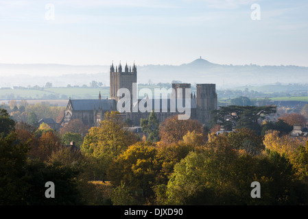 Wells Cathedral inmitten herbstlichen Bäume in der Landschaft von Somerset, UK. Stockfoto