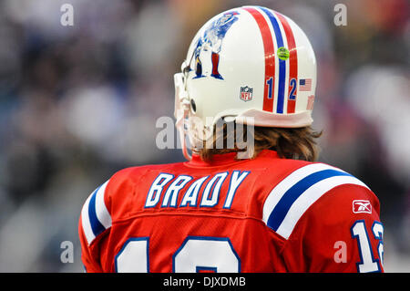 31. Oktober 2010 - Foxborough, Massachusetts, Vereinigte Staaten von Amerika - New England Patriots QB Tom Brady (12). Die New England Patriots Niederlage der Minnesota Vikings 28 - 18 im Gillette Stadium. (Kredit-Bild: © Geoff Bolte/Southcreek Global/ZUMApress.com) Stockfoto