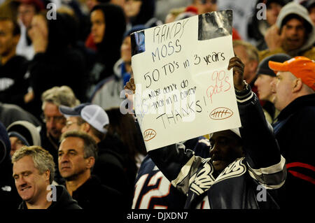31. Oktober 2010 - hält Foxborough, Massachusetts, Vereinigte Staaten von Amerika - Fan ein Zeichen Randy Moss für seine 3 Jahre in einem einheitlichen Patrioten zu danken. Die New England Patriots Niederlage der Minnesota Vikings 28 - 18 im Gillette Stadium. (Kredit-Bild: © Geoff Bolte/Southcreek Global/ZUMApress.com) Stockfoto