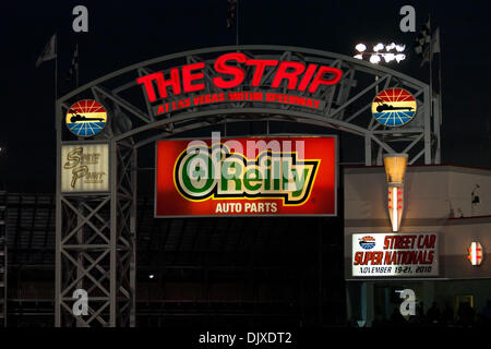 31. Oktober 2010 - Las Vegas, Nevada, Vereinigte Staaten von Amerika - Nacht fällt auf '' Strip'' während der Endrunde der NHRA Las Vegas Staatsangehörigen am Strip in Las Vegas Motor Speedway, Las Vegas, Nevada statt. (Kredit-Bild: © Matt Gdowski/Southcreek Global/ZUMApress.com) Stockfoto