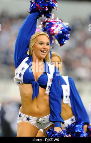 31. Oktober 2010 - Arlington, Texas, Vereinigte Staaten von Amerika - Dallas Cowboys Cheerleaders während der Spielaktion als den Jacksonville Jaguars Niederlage der Dallas Cowboys 35-17 im Cowboys Stadium in Arlington, Texas. (Kredit-Bild: © Steven Leija/Southcreek Global/ZUMApress.com) Stockfoto