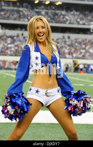 31. Oktober 2010 - Arlington, Texas, Vereinigte Staaten von Amerika - Dallas Cowboys Cheerleaders während der Spielaktion als den Jacksonville Jaguars Niederlage der Dallas Cowboys 35-17 im Cowboys Stadium in Arlington, Texas. (Kredit-Bild: © Steven Leija/Southcreek Global/ZUMApress.com) Stockfoto