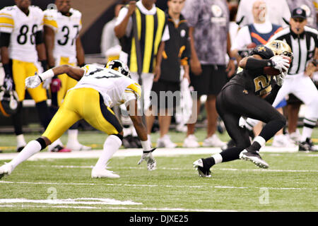 31. Oktober 2010: New Orleans Saints Cornerback Leigh Torrence (24) fängt den Ball für eine Interception während der Spielaktion zwischen den New Orleans Saints und den Pittsburgh Steelers an der Louisiana Superdome in New Orleans, Louisiana. Die Heiligen gewann 20-10. (Kredit-Bild: © Donald Seite/Southcreek Global/ZUMApress.com) Stockfoto