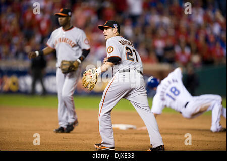 31. Oktober 2010 - Arlington, TX, USA - San Francisco Giants zweiter Basisspieler Freddy Sanchez (21) und San Francisco Giants Shortstop Edgar Renteria (16) komplett doppeltes Spiel endet des sechsten Innings in Spiel 4 der Serie zwischen den San Francisco Giants und den Texas Rangers bei den Rangers Ballpark in Arlington 31. Oktober 2010 in Arlington, Texas. (Kredit-Bild: © Sakrament Stockfoto