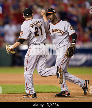 31. Oktober 2010 - Arlington, TX, USA - San Francisco Giants zweiter Basisspieler Freddy Sanchez (21) und San Francisco Giants Shortstop Edgar Renteria (16) komplett doppeltes Spiel endet des sechsten Innings in Spiel 4 der Serie zwischen den San Francisco Giants und den Texas Rangers bei den Rangers Ballpark in Arlington 31. Oktober 2010 in Arlington, Texas. (Kredit-Bild: © Sakrament Stockfoto
