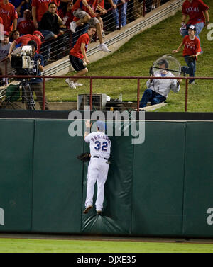 31. Oktober 2010 - Arlington, TX, USA - Texas Rangers linker Feldspieler Josh Hamilton (32) Kloschüssel der Wand auf San Francisco Giants Catcher Buster Posey (28) Homerun im achten Inning in Spiel 4 der Serie zwischen den San Francisco Giants und den Texas Rangers bei den Rangers Ballpark in Arlington 31. Oktober 2010 in Arlington, Texas. (Kredit-Bild: © Sacramento Bee/ZUMApress. Stockfoto