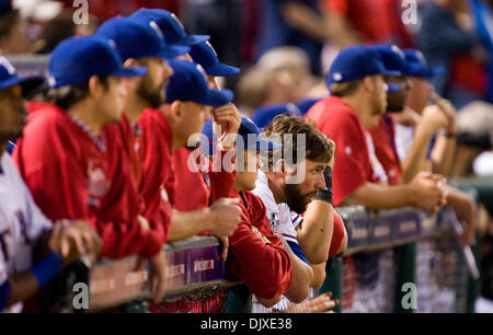 31. Oktober 2010 - Arlington, TX, USA - Texas Rangers Recht Fielder Jeff Francoeur (21) und die Rangers sehen ihre letzte eine Fledermaus in der neunten Inning Verlust 4-0 in Spiel 4 der Serie zwischen den San Francisco Giants und den Texas Rangers bei den Rangers Ballpark in Arlington 31. Oktober 2010 in Arlington, Texas. (Kredit-Bild: © Sacramento Bee/ZUMApress.com) Stockfoto