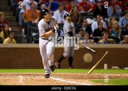 31. Oktober 2010 Uhren - Arlington, TX, USA - San Francisco Giants Catcher Buster Posey (28) seinen Home Run im achten Inning in Spiel 4 der Serie zwischen den San Francisco Giants und den Texas Rangers bei den Rangers Ballpark in Arlington 31. Oktober 2010 in Arlington, Texas. (Kredit-Bild: © Sacramento Bee/ZUMApress.com) Stockfoto