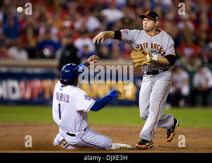 31. Oktober 2010 wirft - Arlington, TX, USA - Texas Rangers Shortstop Elvis Andrus (1), auf den zweiten als San Francisco Giants zweiter Basisspieler Freddy Sanchez (21), erste Base im ersten Inning in Spiel 4 der Serie zwischen den San Francisco Giants und den Texas Rangers bei den Rangers Ballpark in Arlington 31. Oktober 2010 in Arlington, Texas. (Kredit-Bild: © Sacramento B Stockfoto