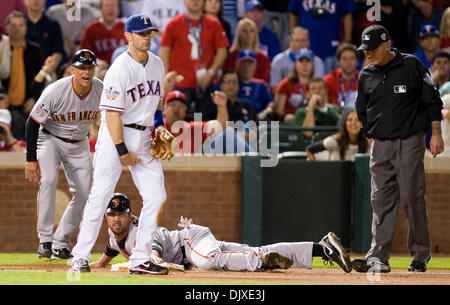 31. Oktober 2010 - Arlington, TX, USA - San Francisco Giants erster Basisspieler Travis Ishikawa (10) gleitet in 3rd base auf einem einzigen durch San Francisco Giants Shortstop Edgar Renteria (16) in Spiel vier der Welt-Serie zwischen den San Francisco Giants und den Texas Rangers bei den Rangers Ballpark in Arlington 31. Oktober 2010 in Arlington, Texas. (Kredit-Bild: © Sacramento Bee/ZUMApress Stockfoto