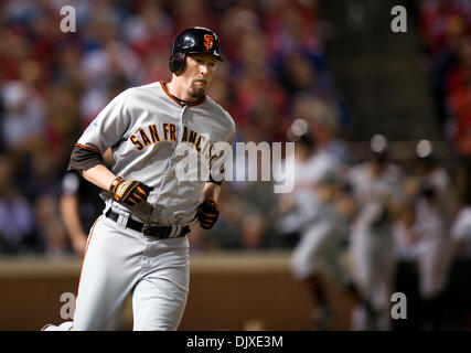 31. Oktober 2010 - Arlington, TX, USA - San Francisco Giants erster Basisspieler Aubrey Huff (17) trifft einen zwei run Home Run in der dritten scoring San Francisco Giants Center Fielder Andres Torres (56) laufen hinter ihm im dritten Inning in Spiel 4 der Serie zwischen den San Francisco Giants und den Texas Rangers bei den Rangers Ballpark in Arlington Oktober 31 , 2010 in Arlington, Stockfoto