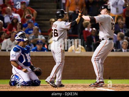 31. Oktober 2010 trifft - Arlington, TX, USA - San Francisco Giants erster Basisspieler Aubrey Huff (17) einen zwei run Home Run in der dritten scoring San Francisco Giants Center Fielder Andres Torres (56) im dritten Inning in Spiel 4 der Serie zwischen den San Francisco Giants und den Texas Rangers bei den Rangers Ballpark in Arlington 31. Oktober 2010 in Arlington , Texas. (Kredit Imag Stockfoto
