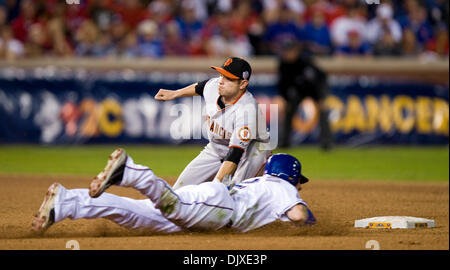 31. Oktober 2010 - Arlington, TX, USA - San Francisco Giants zweiter Basisspieler Freddy Sanchez (21) Tags, Texas Rangers linker Feldspieler Josh Hamilton (32) im vierten Inning in Spiel 4 der Serie zwischen den San Francisco Giants und den Texas Rangers bei den Rangers Ballpark in Arlington 31. Oktober 2010 in Arlington, Texas zu stehlen. (Kredit-Bild: © Sacramento Bee/ZUMApress.c Stockfoto