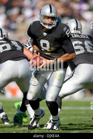 31. Oktober 2010 - Oakland, Kalifornien, USA - Oakland Raiders quarterback JASON CAMPBELL #8 in Aktion gegen die Seattle Seahawks. (Kredit-Bild: © William Mancebo/ZUMApress.com) Stockfoto