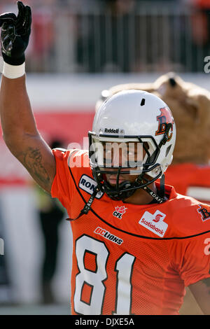 31. Oktober 2010 - Vancouver, British Columbia, Kanada - Löwen #81 SB Geroy Simon grüßt die Fans am Sonntag Empire Feld BC Lions Spiel gewann das Spiel mit einer Punktzahl von 23 bis 17 gegen die Saskatchewan ehemaliger für ihrem letzten Heimspiel der Saison (Credit-Bild: © James Healey/Southcreek Global/ZUMApress.com) Stockfoto