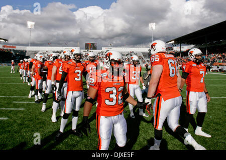 31. Oktober 2010 - Vancouver, British Columbia, Kanada - Lions betreten des Stadions vor dem Sonntag Spiel Empire Feld BC Lions gewannen das Spiel mit einer Punktzahl von 23 bis 17 gegen die Saskatchewan ehemaliger für ihrem letzten Heimspiel der Saison (Credit-Bild: © James Healey/Southcreek Global/ZUMApress.com) Stockfoto