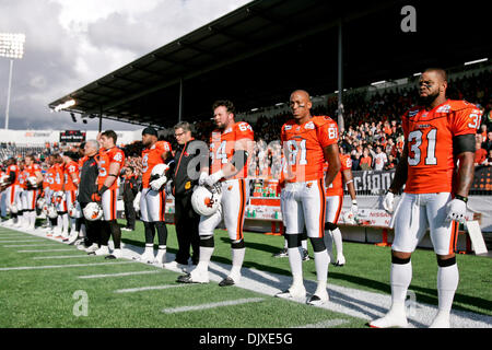 31. Oktober 2010 - Vancouver, British Columbia, Kanada - Lions Schlange für die Nationalhymne während dem Spiel am Sonntag bei Empire Field BC Lions gewannen das Spiel mit einer Punktzahl von 23 bis 17 gegen die Saskatchewan ehemaliger für ihrem letzten Heimspiel der Saison (Credit-Bild: © James Healey/Southcreek Global/ZUMApress.com) Stockfoto
