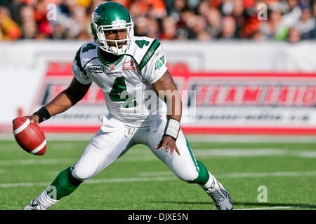 31. Oktober 2010 - Vancouver, British Columbia, Kanada - ehemaliger #4 QB Darian Durantabout laufen mit dem Ball während des Spiels Sonntag reiches Feld BC Lions gewann das Spiel mit einer Punktzahl von 23 bis 17 gegen die Saskatchewan ehemaliger für ihrem letzten Heimspiel der Saison (Credit-Bild: © James Healey/Southcreek Global/ZUMApress.com) Stockfoto