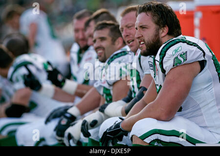 31. Oktober 2010 - Vancouver, British Columbia, Kanada - ehemaliger #65 LT Joel Bell auf der Suche über das Feld während des Spiels Sonntag reiches Feld BC Lions gewann das Spiel mit einer Punktzahl von 23 bis 17 gegen die Saskatchewan ehemaliger für ihrem letzten Heimspiel der Saison (Credit-Bild: © James Healey/Southcreek Global/ZUMApress.com) Stockfoto