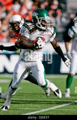 31. Oktober 2010 - Vancouver, British Columbia, Kanada - ehemaliger #3 WR Ryan Grice-Mullen läuft den Ball während des Spiels Sonntag reiches Feld BC Lions gewann das Spiel mit einer Punktzahl von 23 bis 17 gegen die Saskatchewan ehemaliger für ihrem letzten Heimspiel der Saison (Credit-Bild: © James Healey/Southcreek Global/ZUMApress.com) Stockfoto