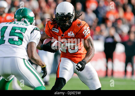 31. Oktober 2010 - Vancouver, British Columbia, Kanada - Löwen #25 RB Jamal Robertson für ein First Down, während das Spiel am Sonntag bei reiches Feld BC Löwen gewann das Spiel mit einer Punktzahl von 23 bis 17 gegen die Saskatchewan ehemaliger für ihrem letzten Heimspiel der Saison (Credit-Bild: © James Healey/Southcreek Global/ZUMApress.com) Stockfoto