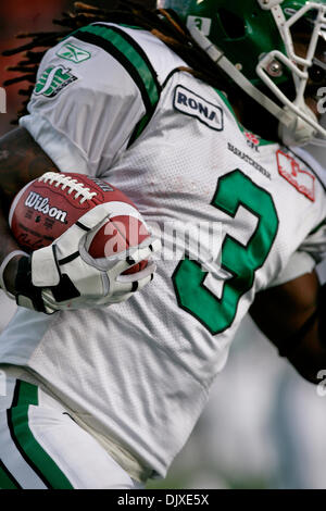 31. Oktober 2010 - Vancouver, British Columbia, Kanada - ehemaliger #3 WR Ryan Grice-Mullen mit dem Ball während des Spiels Sonntag reiches Feld BC Lions gewann das Spiel mit einer Punktzahl von 23 bis 17 gegen die Saskatchewan ehemaliger für ihrem letzten Heimspiel der Saison (Credit-Bild: © James Healey/Southcreek Global/ZUMApress.com) Stockfoto