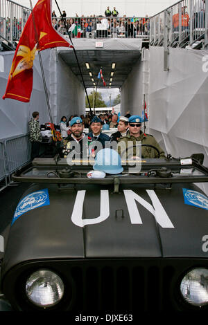 31. Oktober 2010 - Vancouver, British Columbia, Kanada - UN Vehicule warten auf das Feld für die Halbzeit während das Spiel am Sonntag bei reiches Feld BC Löwen betreten gewann das Spiel mit einer Punktzahl von 23 bis 17 gegen die Saskatchewan ehemaliger für ihrem letzten Heimspiel der Saison (Credit-Bild: © James Healey/Southcreek Global/ZUMApress.com) Stockfoto