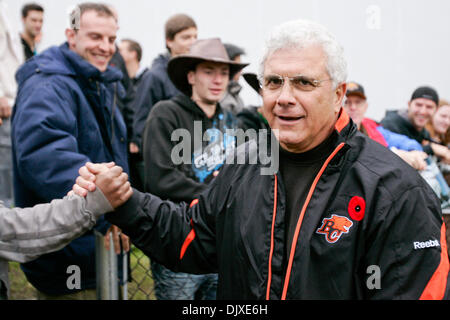 31. Oktober 2010 - Vancouver, British Columbia, Kanada - Coach Wally Buono gibt einen Handschlag mit einem Lüfter, nachdem das Spiel am Sonntag bei reiches Feld BC Löwen das Spiel mit einer Punktzahl von 23 bis 17 gegen die Saskatchewan ehemaliger für ihrem letzten Heimspiel der Saison gewann (Credit-Bild: © James Healey/Southcreek Global/ZUMApress.com) Stockfoto
